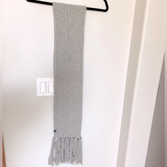 Gray Gap Sweater Knit Scarf 🩶 Long length with tassels! - Picture 2 of 2